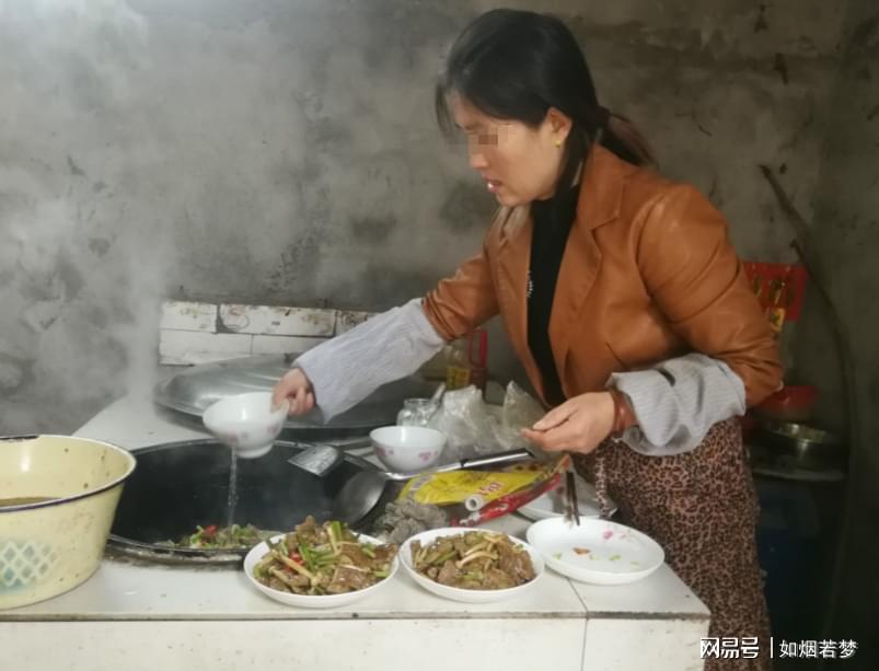 小叔生日宴骂我妈上菜慢,我爸连扇妈妈9巴掌,我没闹却拎起一棍子